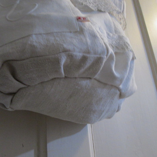 フランスアンティークホワイトリネンと手刺繍レースとイニシャルの