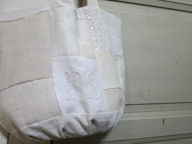 フランスアンティークホワイトリネンと手刺繍レースとイニシャルのパッチワークのパニエトート