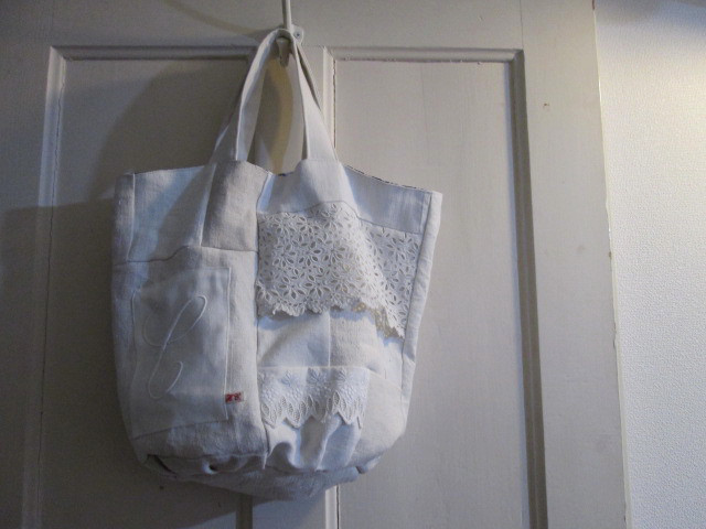 フランスアンティークホワイトリネンと手刺繍レースとイニシャル
