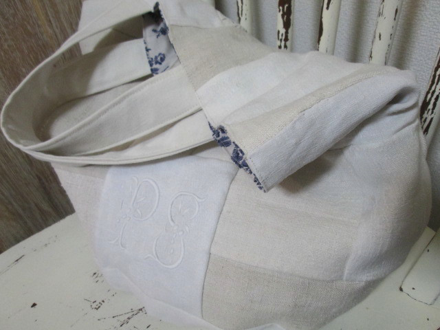 フランスアンティークホワイトリネンと手刺繍レースとイニシャルのパッチワークのパニエトート