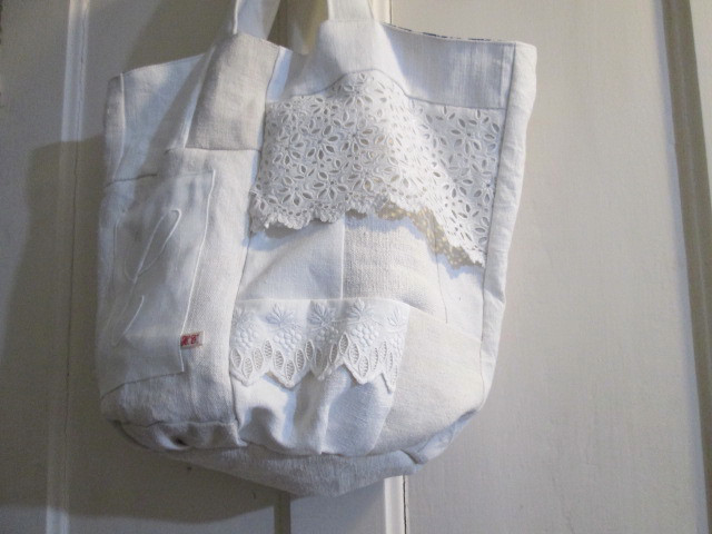フランスアンティークホワイトリネンと手刺繍レースとイニシャルのパッチワークのパニエトート