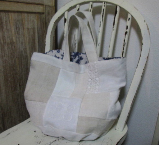 フランスアンティークホワイトリネンと手刺繍レースとイニシャルのパッチワークのパニエトート