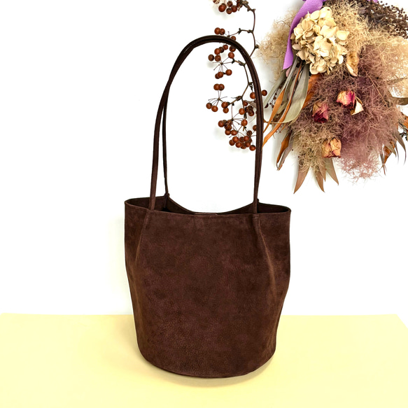 【カラーオーダーできます】ころんと丸底（まるそこ）スエードバッグ　チョコレート 3枚目の画像