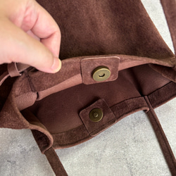 【カラーオーダーできます】ころんと丸底（まるそこ）スエードバッグ　チョコレート 7枚目の画像