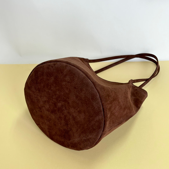 【カラーオーダーできます】ころんと丸底（まるそこ）スエードバッグ　チョコレート 6枚目の画像