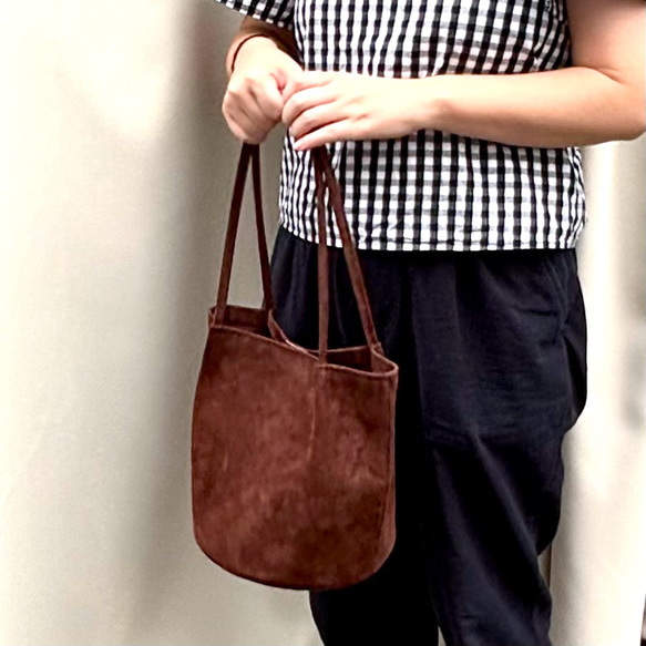 【カラーオーダーできます】ころんと丸底（まるそこ）スエードバッグ　チョコレート 5枚目の画像