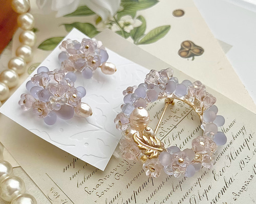 花のハート型イヤリング、リボンと花のブローチセット 花のハート型イヤリング、リボンと花のブローチセット