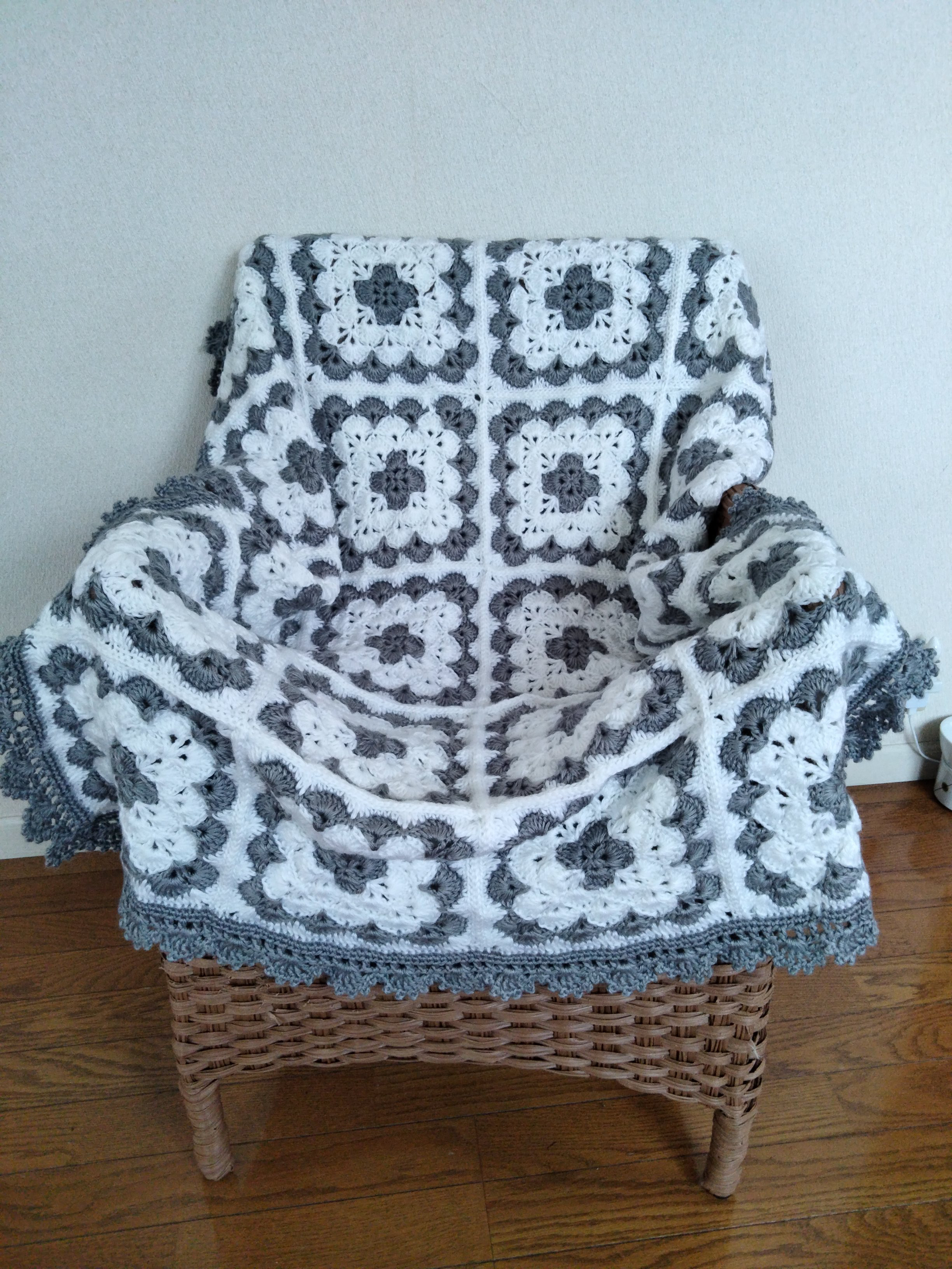 【再販】#大判#グレーとホワイトの#手編ニットブランケット#モチーフ繋ぎ#ひざ掛#防寒#スクエアモチーフ