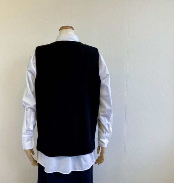 新色【ブラック】エアリースパン(メリノウール100％）ふわっと！片畦ニットベスト　 6枚目の画像