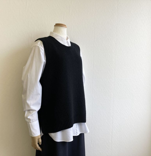 新色【ブラック】エアリースパン(メリノウール100％）ふわっと！片畦ニットベスト　 1枚目の画像