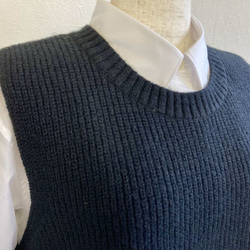 新色【ブラック】エアリースパン(メリノウール100％）ふわっと！片畦ニットベスト　 3枚目の画像