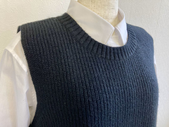 新色【ブラック】エアリースパン(メリノウール100％）ふわっと！片畦ニットベスト　 3枚目の画像