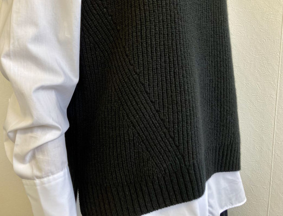 新色【ブラック】エアリースパン(メリノウール100％）ふわっと！片畦ニットベスト　 4枚目の画像
