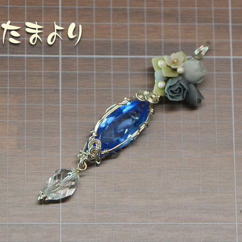 慈愛の心」シンセティックサファイアとブルーローズブーケのペンダント