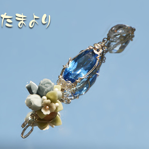 サファイアで彩られた林檎のペンダント 慈愛の心」シンセティックサファイアとブルーローズブーケのペンダント
