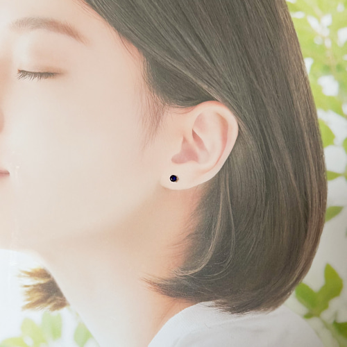 天然石サファイア(ダークカラー)のシンプルな一粒スタッドピアス】黒