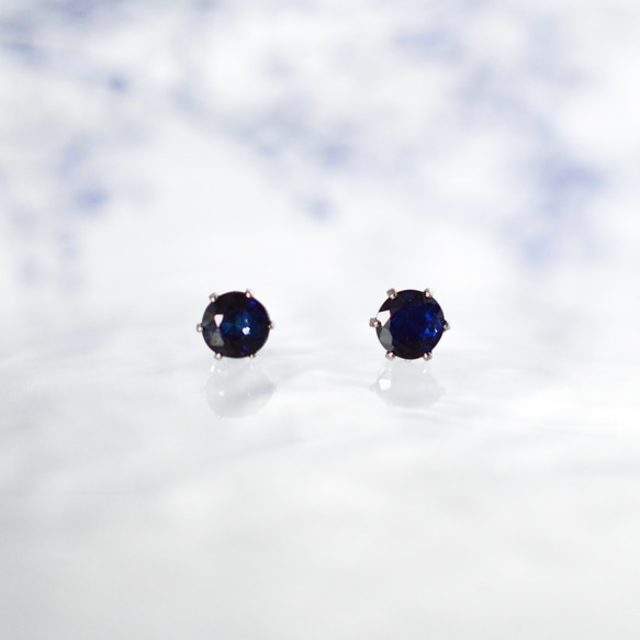 天然石サファイア(ダークカラー)のシンプルな一粒スタッドピアス】黒