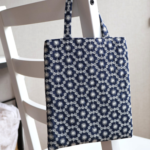 ハニカム刺繍・やわらかデニムのぺたんこミニトートバッグ (ハニカム柄