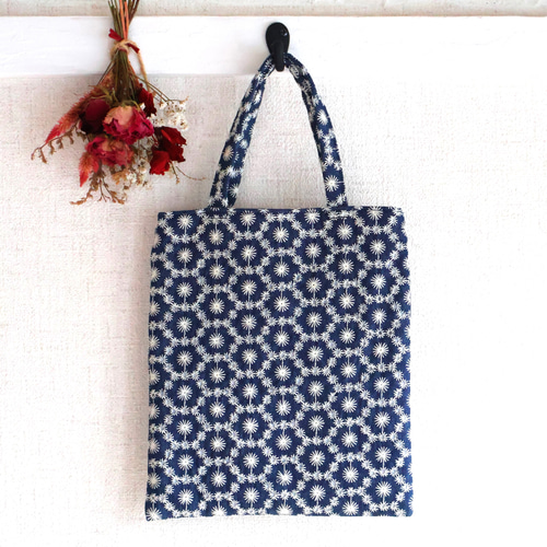 トルクメニスタン　刺繍模様の布製　トートバッグ　ハンドメイド ハニカム刺繍・やわらかデニムのぺたんこミニトートバッグ (ハニカム柄