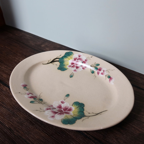 色鮮やかな花模様の陶器大皿 ソンチャン オーバルプレート アイボリー ベトナム食器 手描き 花柄