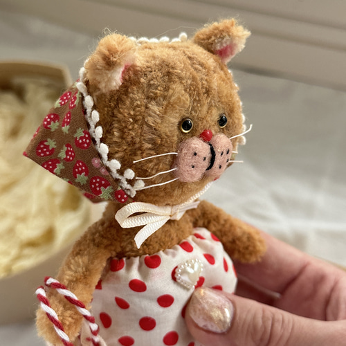 トップ おしゃれな猫ちゃんドール✳︎モールでできたお人形❤️赤ドレス チャーム