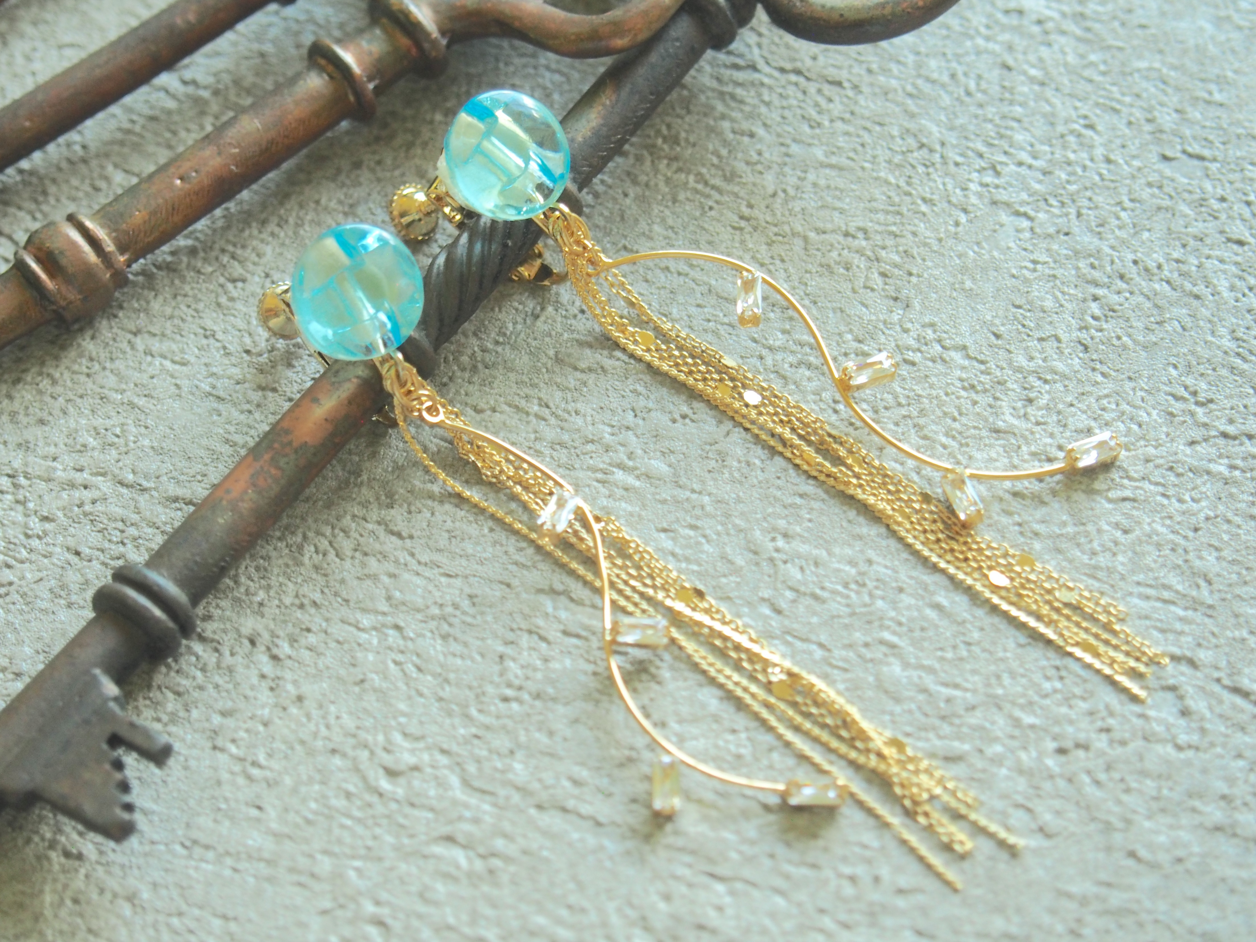 "流れ星" ヴィンテージガラスのイヤリング&ピアス