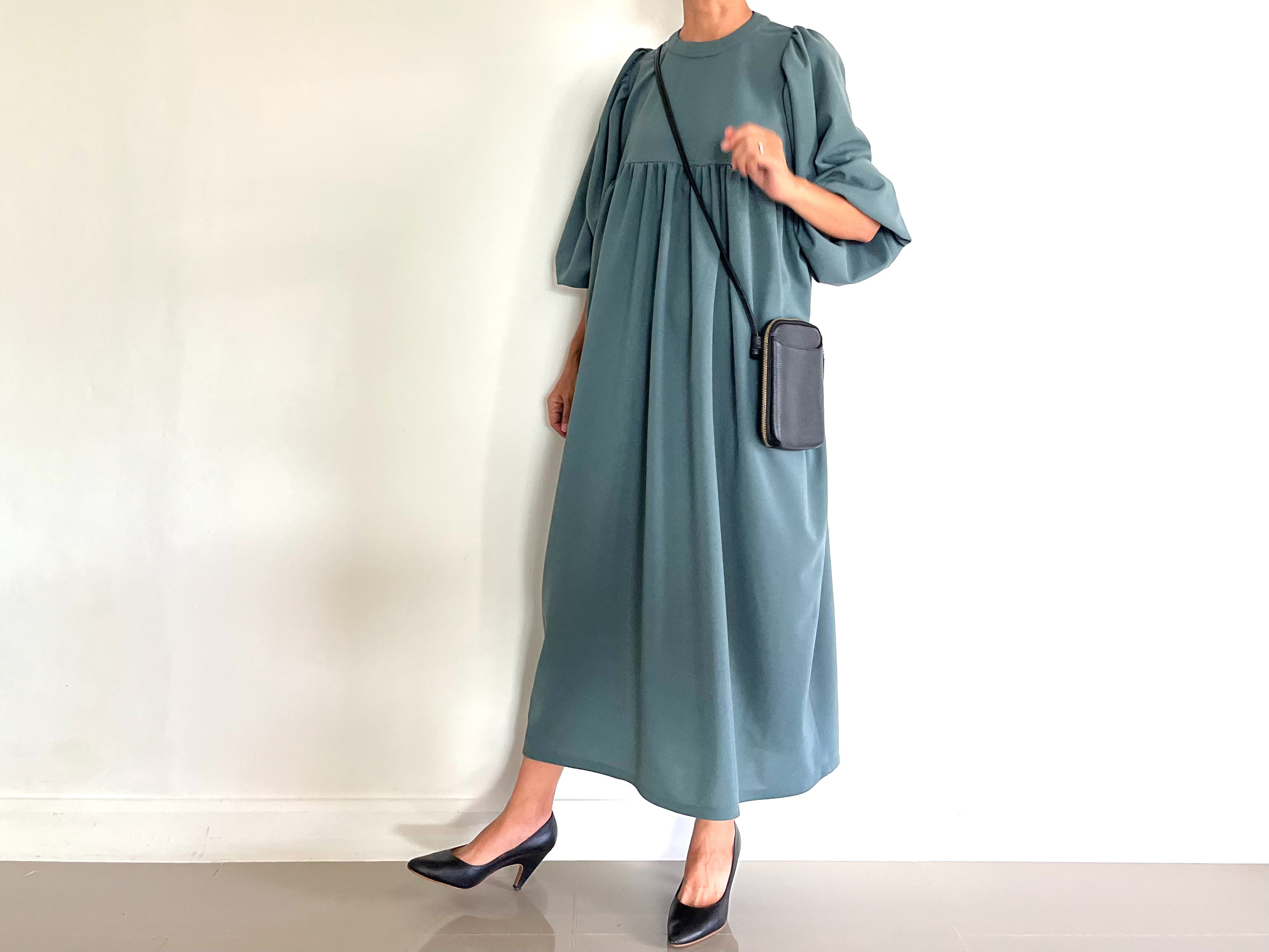 ギャザーたっぷり素敵なワンピース　アースブルー　フォーマル パーティー