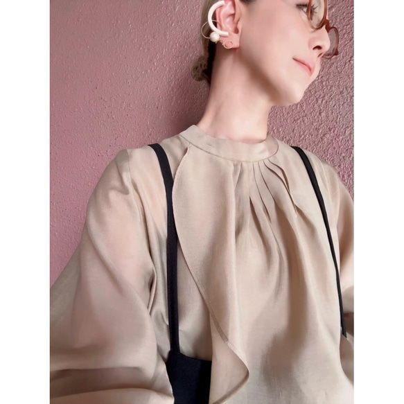 RATA❤️輕盈透氣的上衣，適合成熟女性❤️完美適用於正式場合、工作和日常穿著❤️優雅時尚的米色 第7張的照片