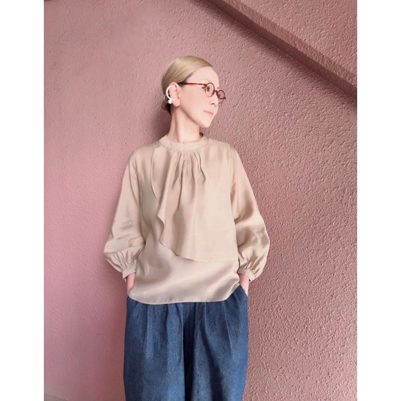 RATA❤️輕盈透氣的上衣，適合成熟女性❤️完美適用於正式場合、工作和日常穿著❤️優雅時尚的米色 第11張的照片