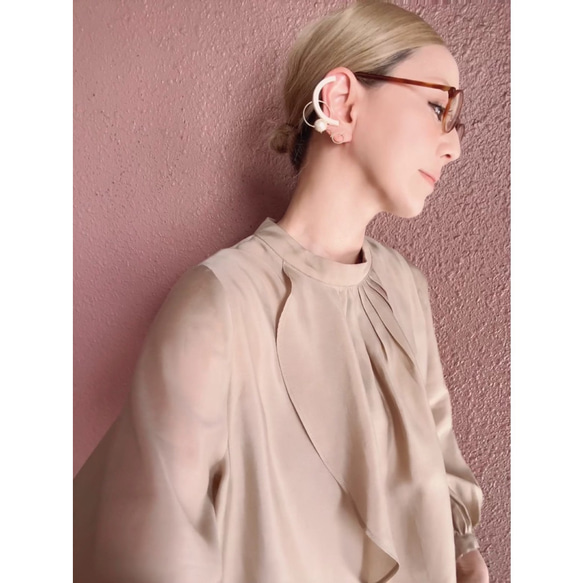 RATA❤️輕盈透氣的上衣，適合成熟女性❤️完美適用於正式場合、工作和日常穿著❤️優雅時尚的米色 第6張的照片