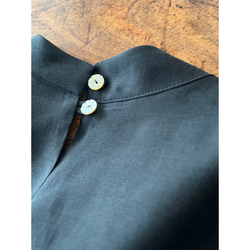 RATA❤️輕盈透氣的上衣，適合成熟女性❤️完美適用於正式場合、工作和日常穿著❤️優雅時尚的米色 第19張的照片