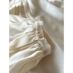 RATA❤️輕盈透氣的上衣，適合成熟女性❤️完美適用於正式場合、工作和日常穿著❤️優雅時尚的米色 第14張的照片