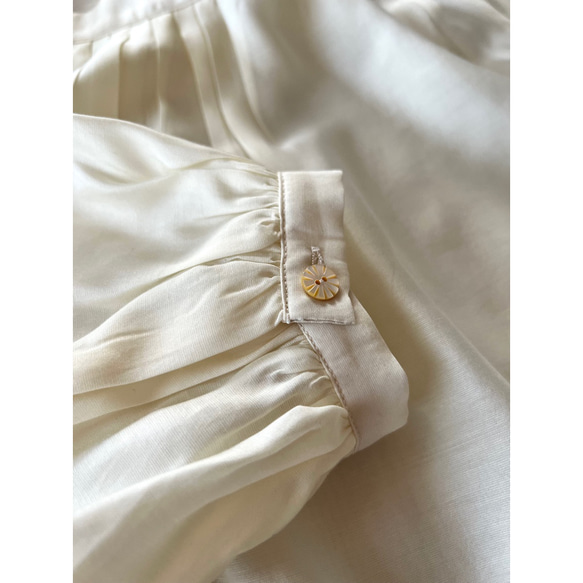 RATA❤️輕盈透氣的上衣，適合成熟女性❤️完美適用於正式場合、工作和日常穿著❤️優雅時尚的米色 第14張的照片