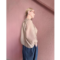 RATA❤️輕盈透氣的上衣，適合成熟女性❤️完美適用於正式場合、工作和日常穿著❤️優雅時尚的米色 第9張的照片