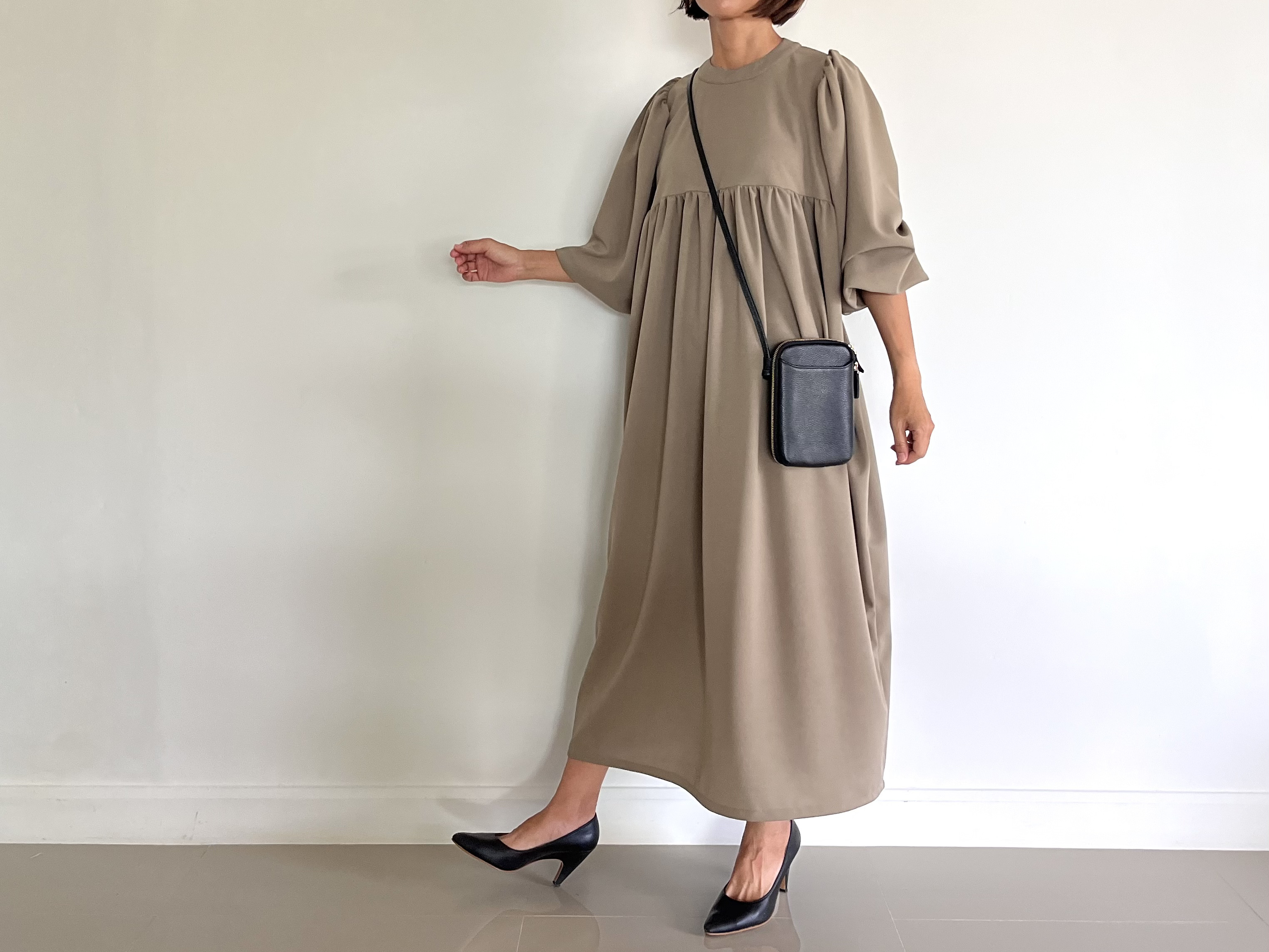 フォーマルやパーティーにおすすめ　ゆったりデザインのギャザーたっぷり素敵なワンピース　ベージュカーキ