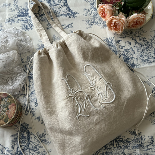 アンティークリネンとレースのバッグ モノグラム刺繍 巾着バッグ