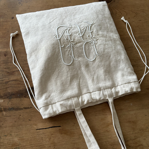 アンティークリネンとレースのバッグ モノグラム刺繍 巾着バッグ