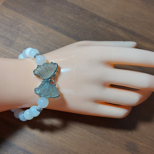 カラーチェンジフローライト〈蝶〉と蛍光に光るオパールのブレスレット