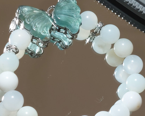 カラーチェンジフローライト〈蝶〉と蛍光に光るオパールのブレスレット