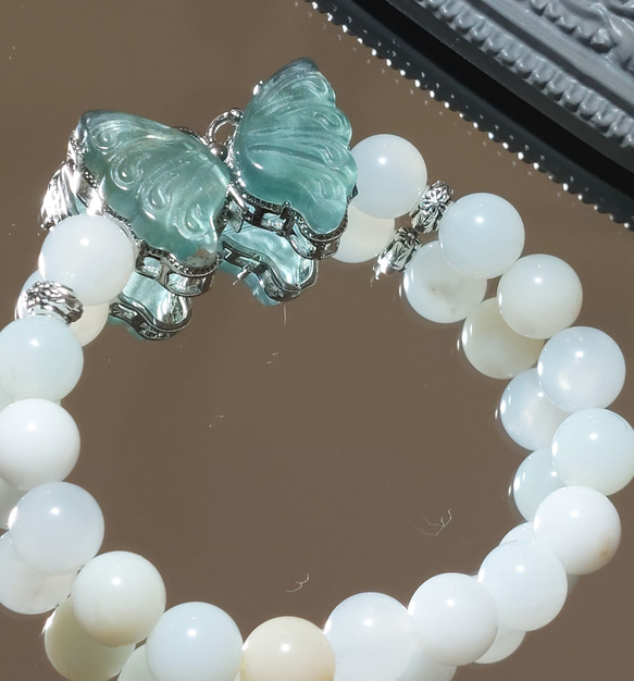 カラーチェンジフローライト〈蝶〉と蛍光に光るオパールのブレスレット