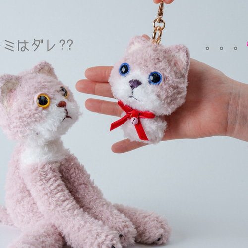 ぐで猫　蓄光　じゃれ猫　蓄光　ハンドメイド　レジン猫チャーム　ミニチュア　苺 じゃれねこチャンチャーム 蓄光 ぐで猫 蓄光 じゃれ猫 蓄光