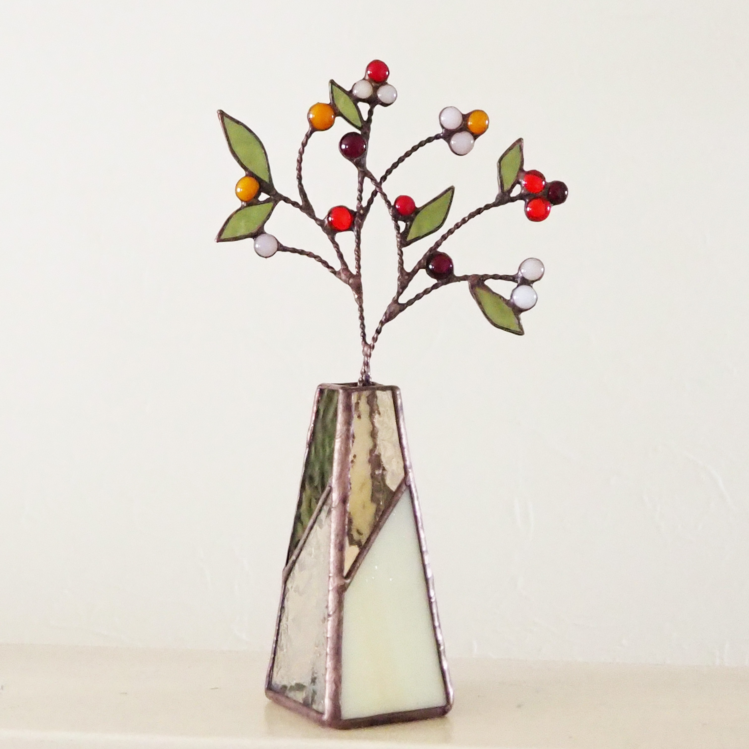 木の実いっぱい♪ステンドグラスの冬の一輪挿し