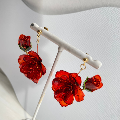 【1135】赤色の薔薇とパールビーズのピアス／イヤリング 赤珊瑚ピアス・イヤリング African coral earring バラ 薔薇