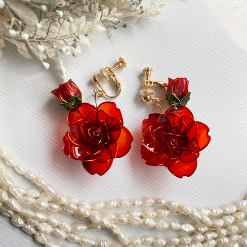 【1135】赤色の薔薇とパールビーズのピアス／イヤリング 深紅の薔薇とクリスタルのイヤリング イヤリング・ノンホールピアス