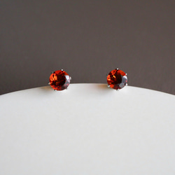【秋冬コーデに馴染む】マデイラシトリンの一粒ピアス　４ｍｍ　11月誕生石 金属アレルギー対応　サージカルステンレス 9枚目の画像