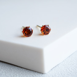 【秋冬コーデに馴染む】マデイラシトリンの一粒ピアス　４ｍｍ　11月誕生石 金属アレルギー対応　サージカルステンレス 5枚目の画像