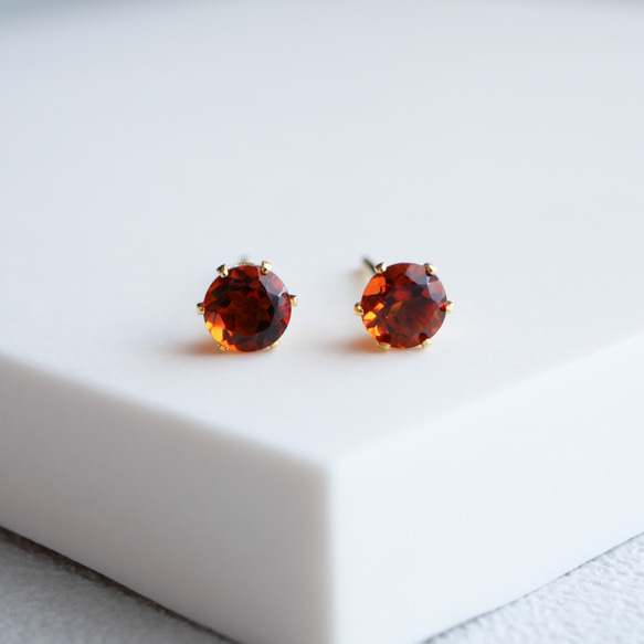 【秋冬コーデに馴染む】マデイラシトリンの一粒ピアス　４ｍｍ　11月誕生石 金属アレルギー対応　サージカルステンレス 4枚目の画像