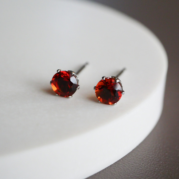 【秋冬コーデに馴染む】マデイラシトリンの一粒ピアス　４ｍｍ　11月誕生石 金属アレルギー対応　サージカルステンレス 10枚目の画像