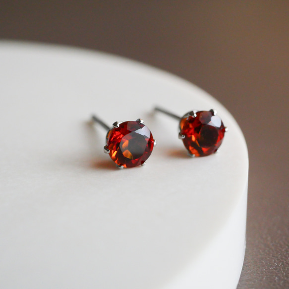 【秋冬コーデに馴染む】マデイラシトリンの一粒ピアス　４ｍｍ　11月誕生石 金属アレルギー対応　サージカルステンレス 3枚目の画像