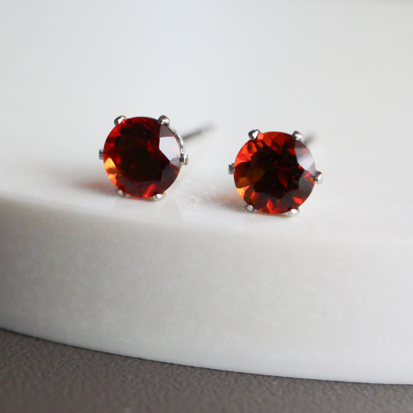 【秋冬コーデに馴染む】マデイラシトリンの一粒ピアス　４ｍｍ　11月誕生石 金属アレルギー対応　サージカルステンレス 11枚目の画像